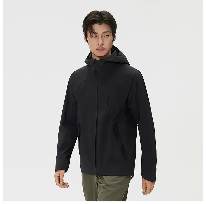 [Premium replica] Sizess m l xl xxl xxxl KOLON SPORT soft shell jacket, water-repellent and windproof FLEX M 1 men's double-layer woven soft shell. Inspired by "EXPEDITION 2040 Future Adventure Journey", we create a new choice for professional outdoor wear. The double-layer woven soft-shell fabric is water-repellent and windproof, and the seams are fully taped to provide both protection and simple texture. Breathable fabric is spliced ​​at the armpits to bid farewell to the stuffy heat and keep you dry and comfortable. Practical chest pocket + zipper pockets on both sides, invisible YKK zipper design, storage of belongings is more secure. Horseshoe-shaped cuffs fit the wrist, and the NIFCO reflective drawstring hem is freely adjustable, windproof and rainproof, and full of details. The loose basic fit and micro-elastic fabric adapt to a variety of body shapes. It can be worn for daily commuting and outdoor hiking. It is an ideal choice for spring travel.